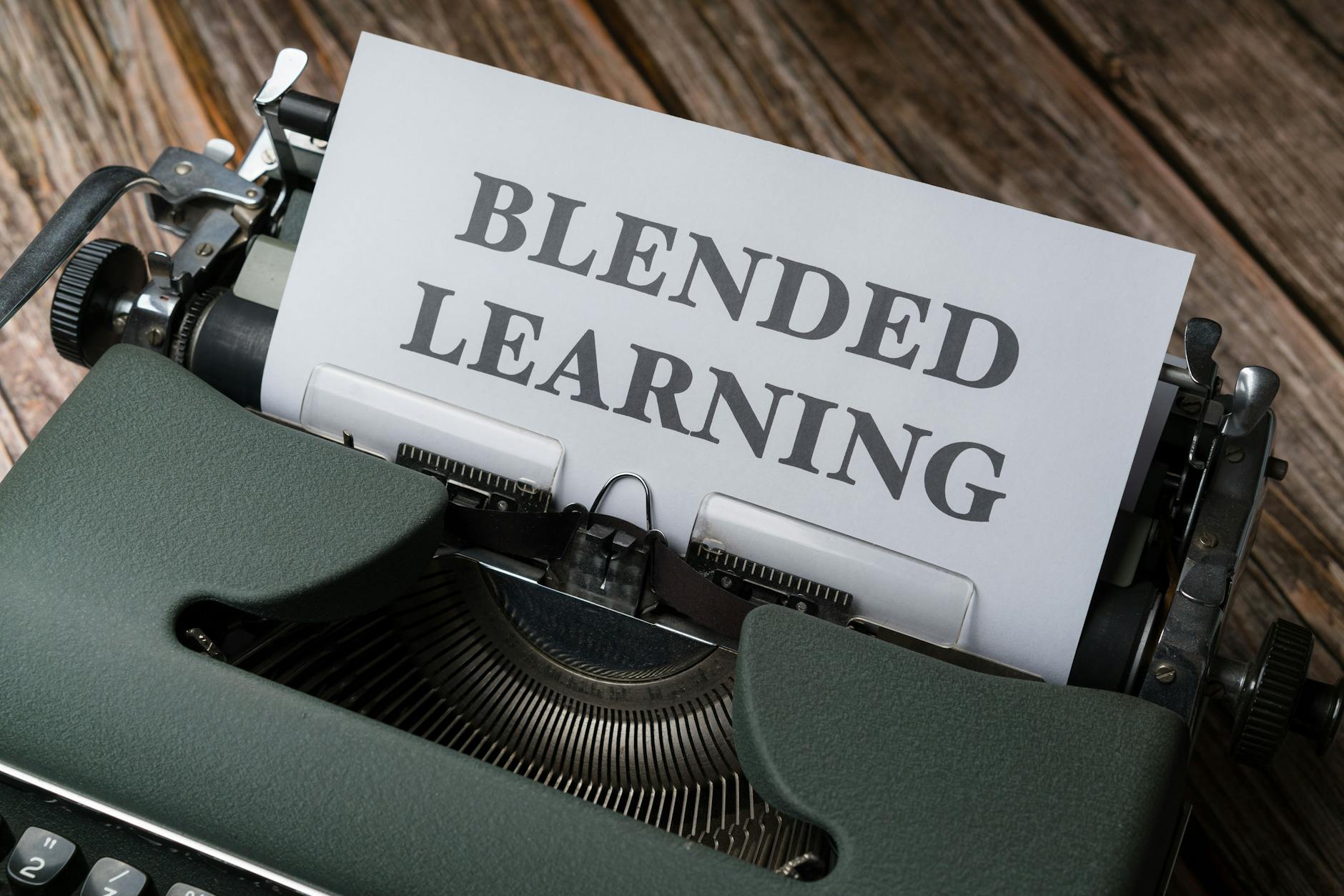 https://www.pexels.com/photo/a-typewriter-with-the-word-blended-learning-on-it-18500636/